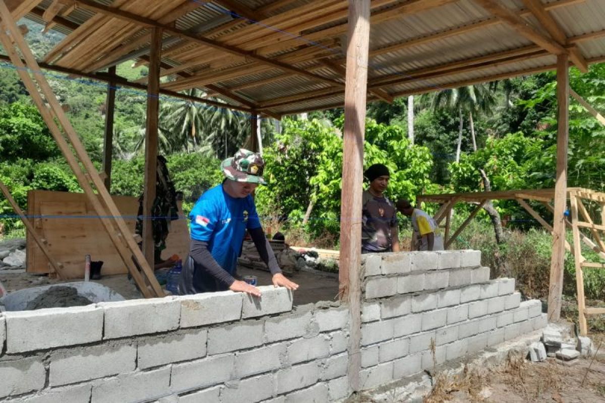 Kodim 1306/Palu bangun rumah bagi warga kurang mampu di Parimo