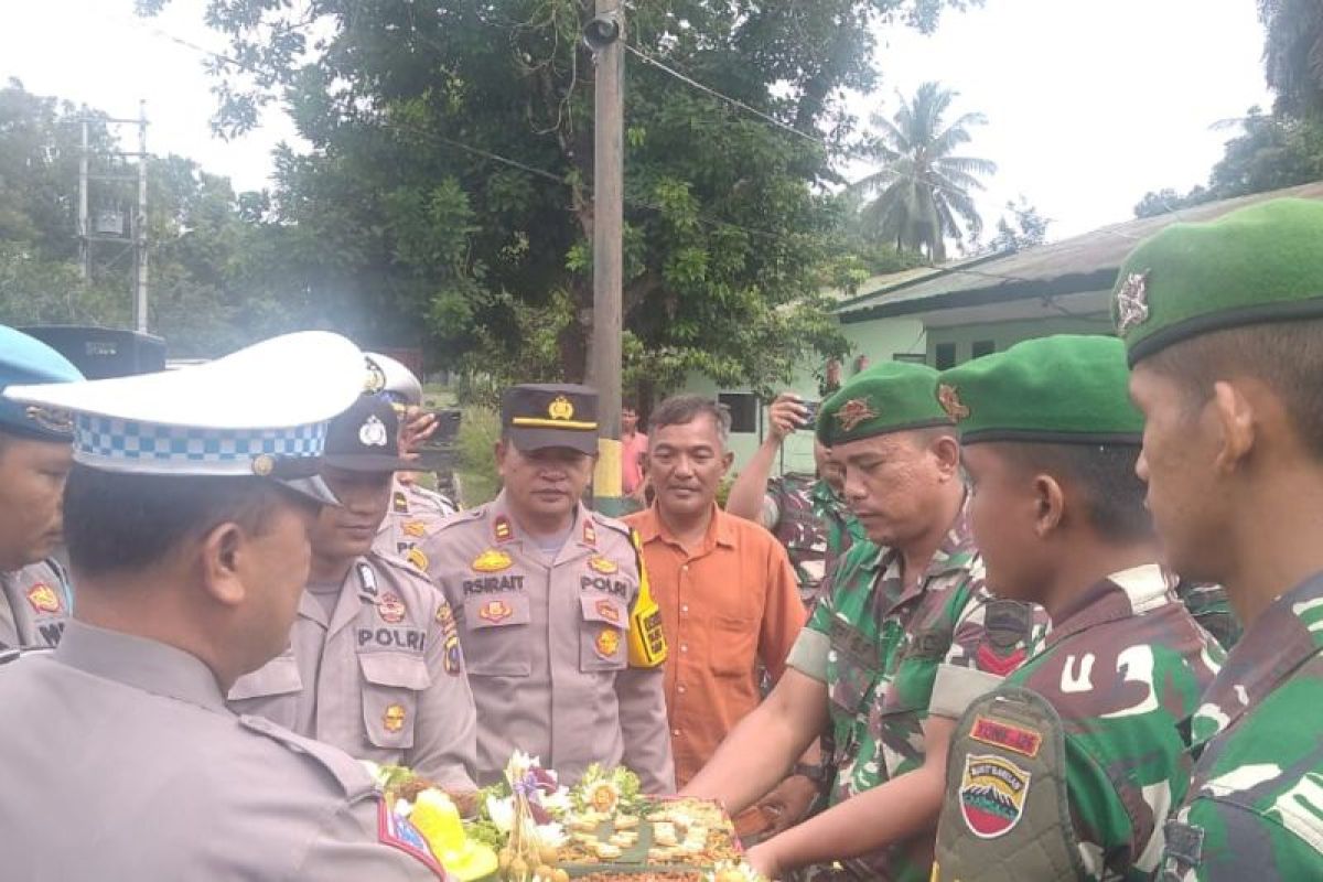 HUT TNI, Polsek Kualuhhulu beri kejutan ke Markas Kompi 126/KC