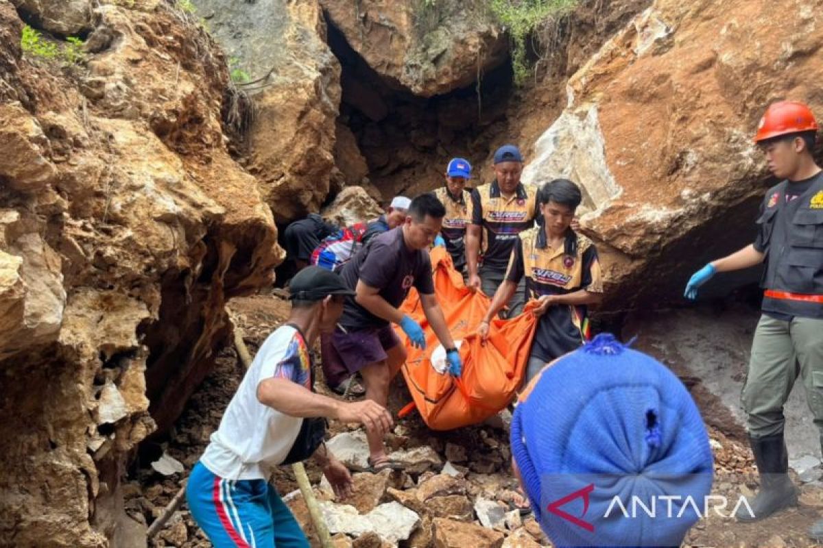 Petugas gabungan evakuasi jasad lansia terjepit batu di Tabalong Kalimantan Selatan