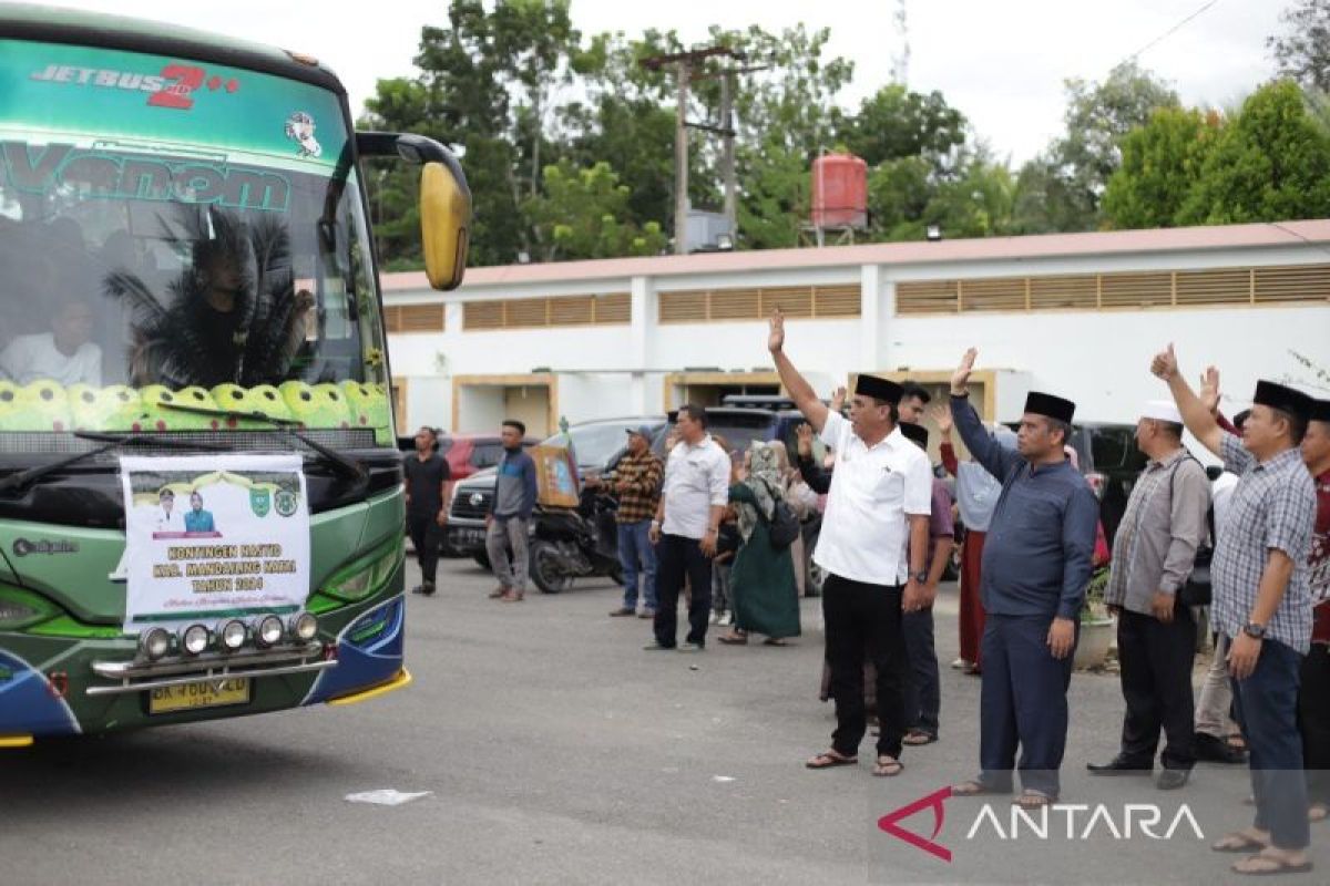 Bupati Madina berangkatkan kontingen seni nasyid dan qasidah ke tingkat Sumut