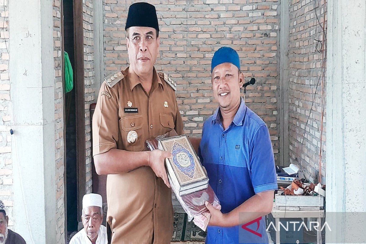 Tiga tahun kepemimpinan Ja'far dan Atika, ratusan rumah ibadah di Madina dapat bantuan