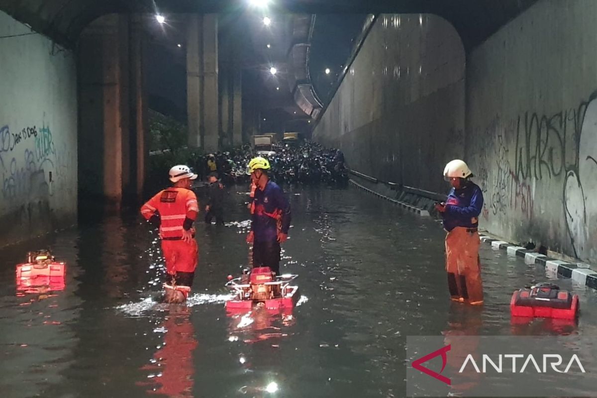 Pemkot Bogor gunakan mesin penyedot tangani banjir di underpass Sholis pada Sabtu malam