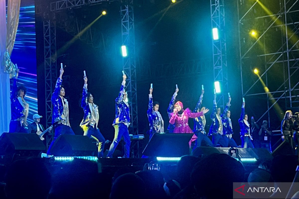 Elvy Sukaesih warnai panggung musik Synchronize Fest 2024