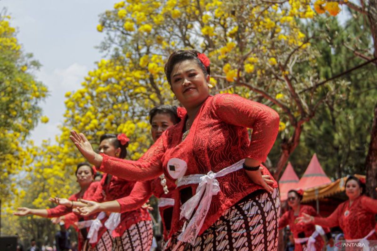 Lomba Tari Sanduk HUT TNI di Kota Batu