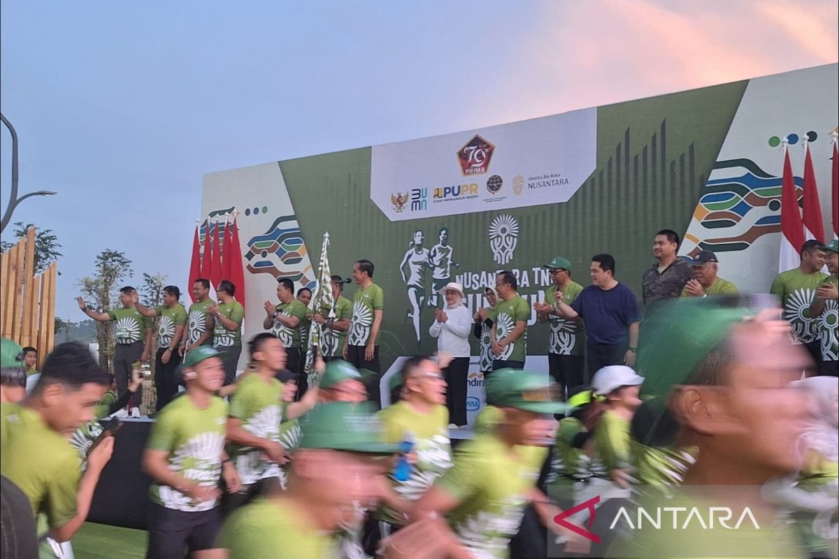 Presiden angkat bendera start Nusantara TNI Fun Run di IKN