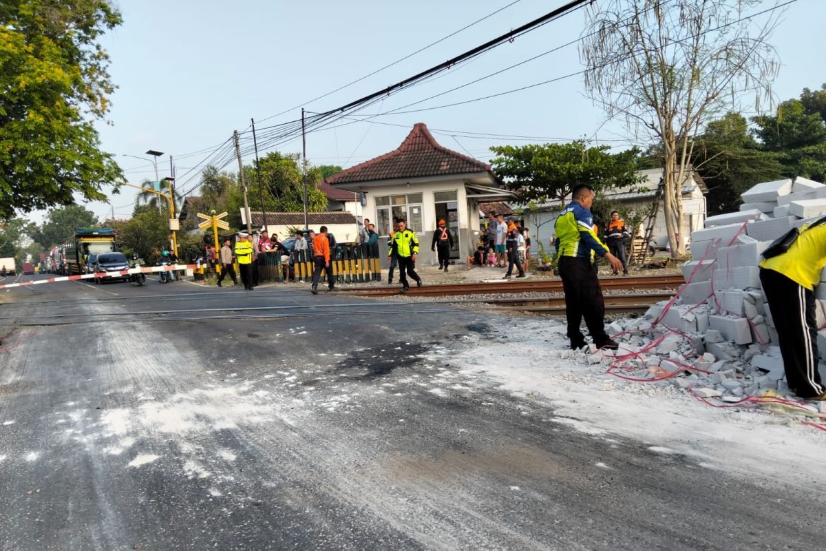 KA Argo Bromo Anggrek tertemper truk di Baureno Bojonegoro