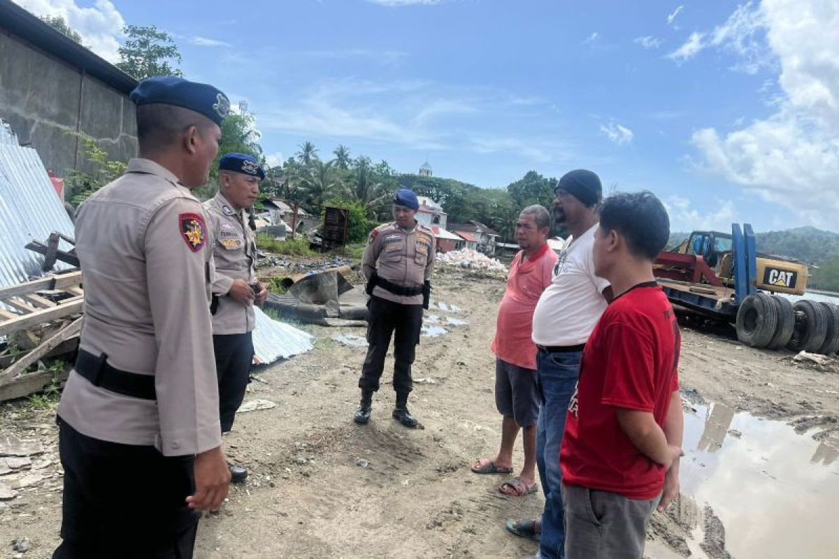 Polairud Polda Maluku edukasi warga pesisir terkait berita hoaks jelang pilkada