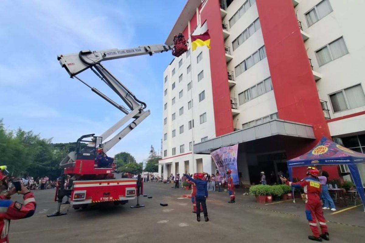 Gulkarmat evakuasi bendera tersangkut di Universitas 17 Agustus