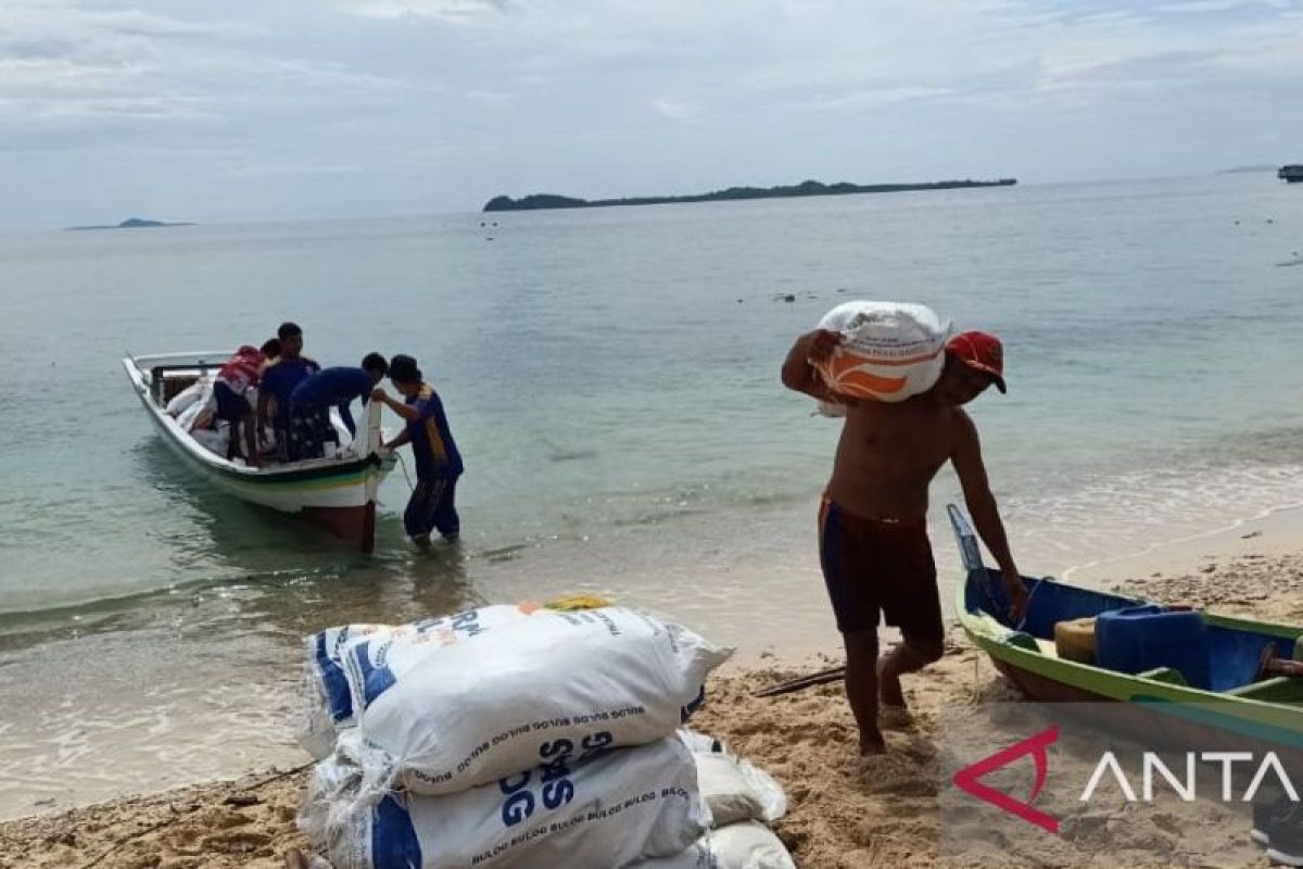 BPBD Belitung distribusikan 1,2 ton beras ke Pulau Gresik