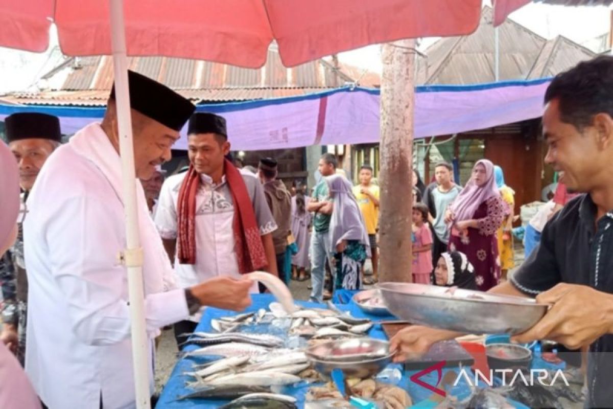 Saipullah belanja kebutuhan pokok di pasar pagi Gunungtua