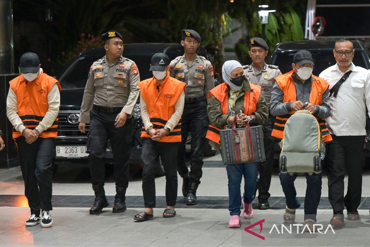 KPK bawa empat tersangka suap Kalsel ke Gedung Merah Putih