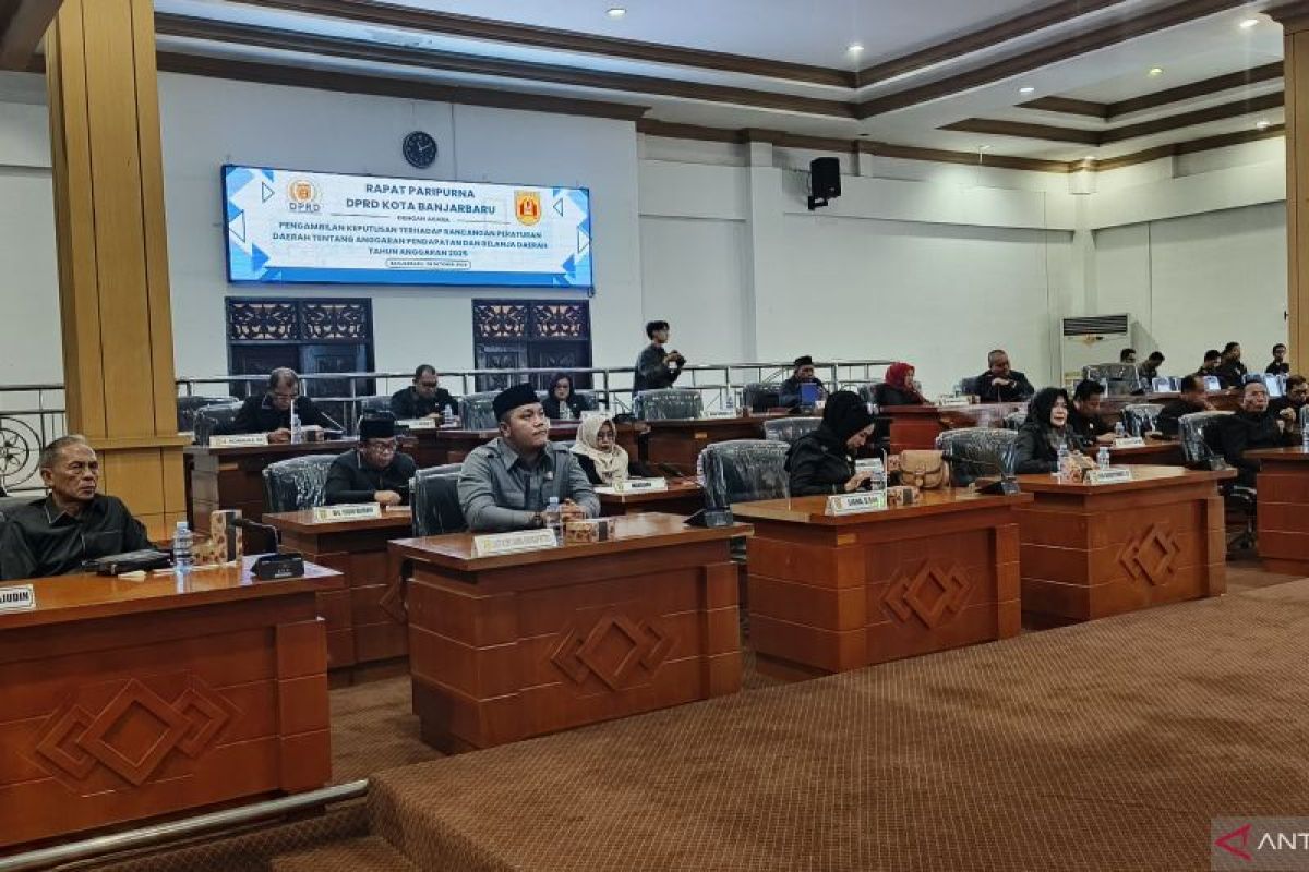 Foto - Anggota DPRD Banjarbaru 2019-2024 ikuti rapat paripurna terakhir