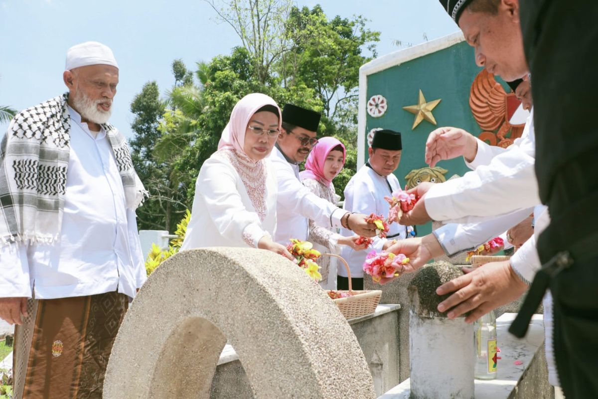 HUT ke-498 Kabupaten Serang, Bupati Tatu ziarah ke makam bupati pertama