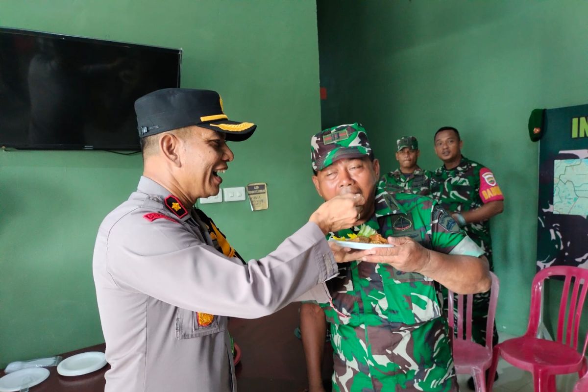 Wujud sinergi, Kapolsek Bukit Batu kunjungi Koramil ucapkan selamat HUT TNI