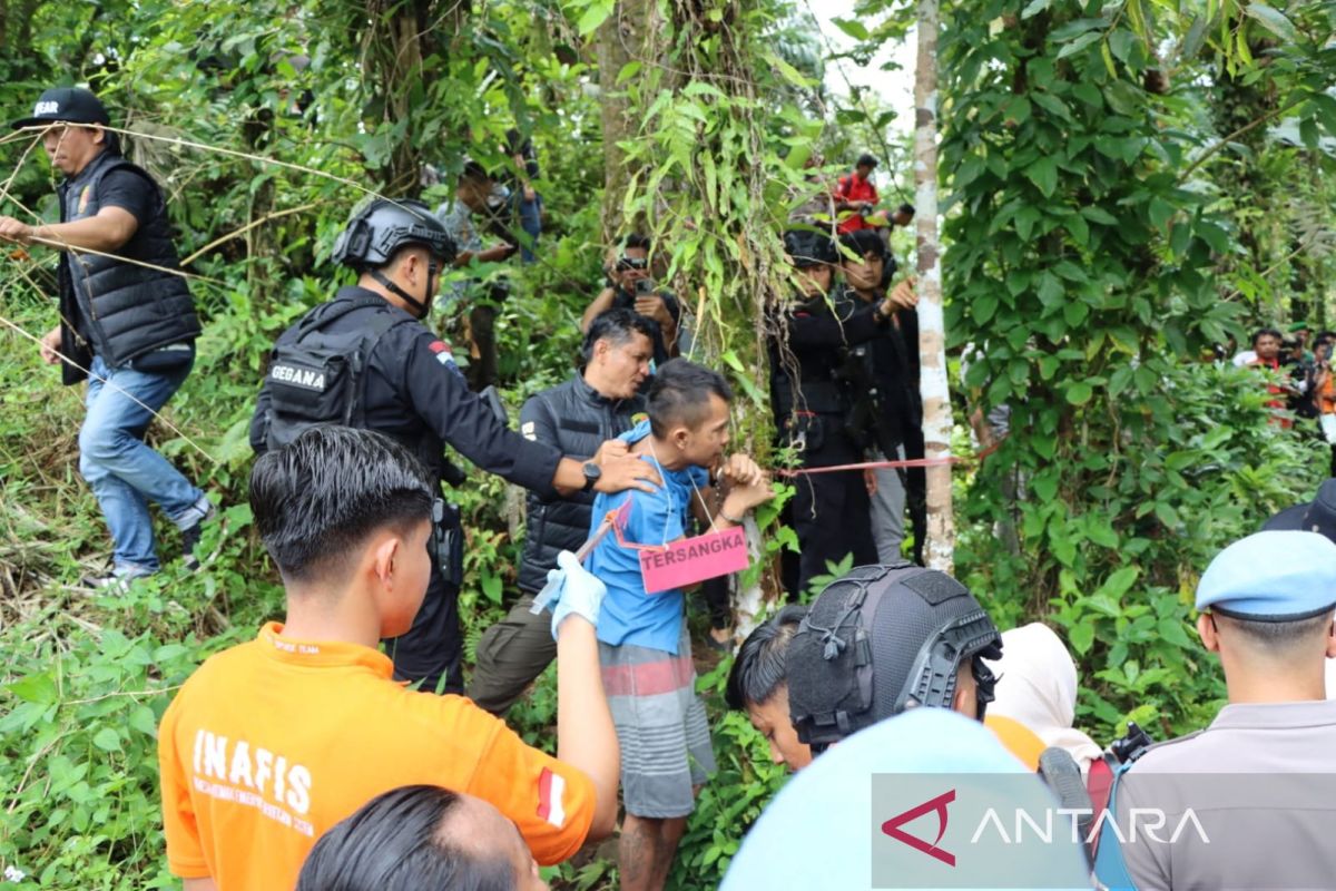 Reka ulang kasus pembunuhan penjual gorengan di Padang Pariaman