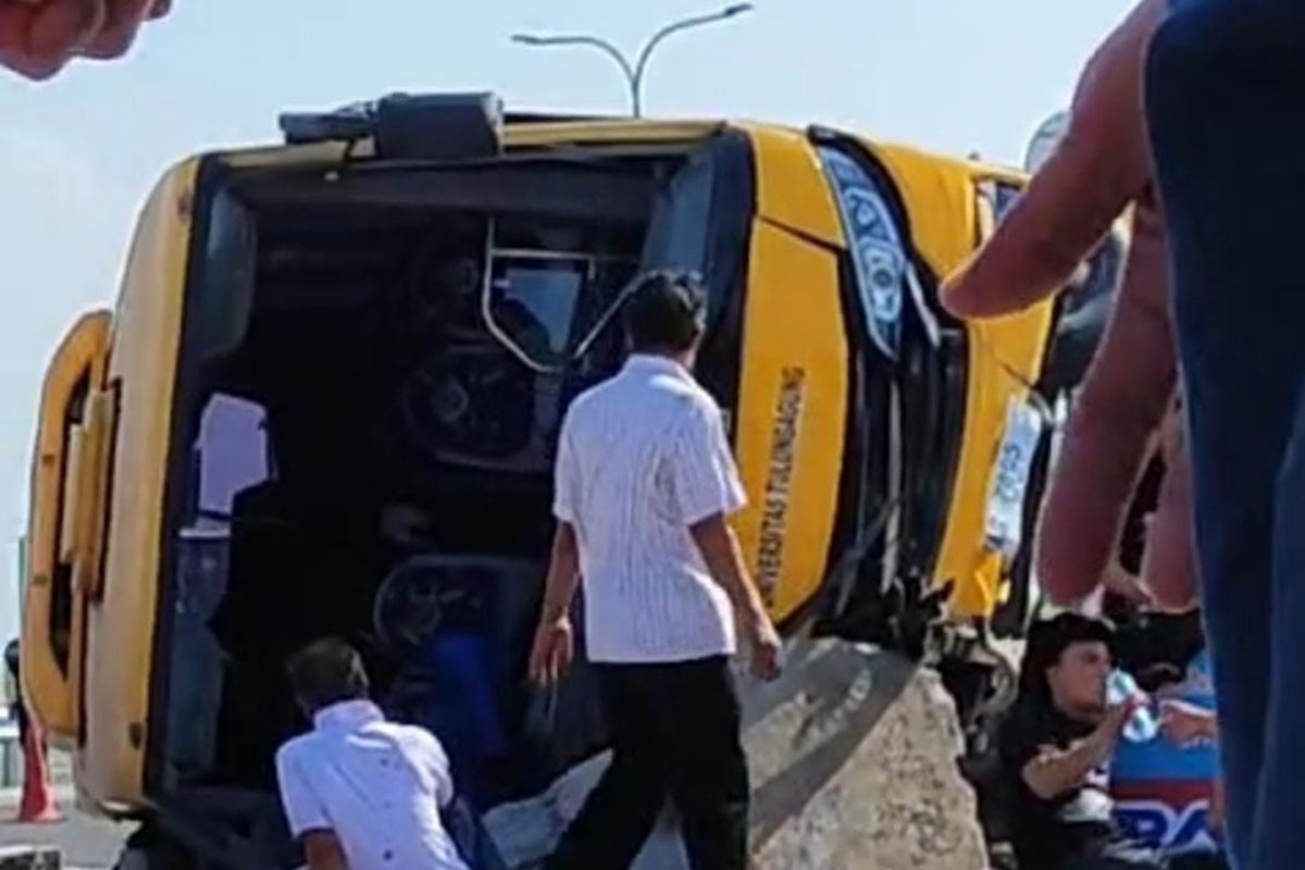 Bus rombongan guru Tulungagung kecelakaan tunggal di tol Krian