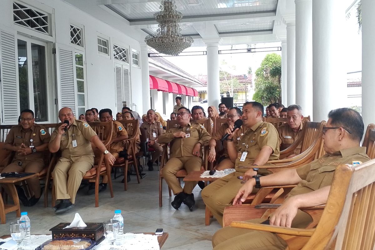 Pj Wako Pangkalpinang pimpin rapat persiapan penyusunan laporan evaluasi kerja Triwulan I