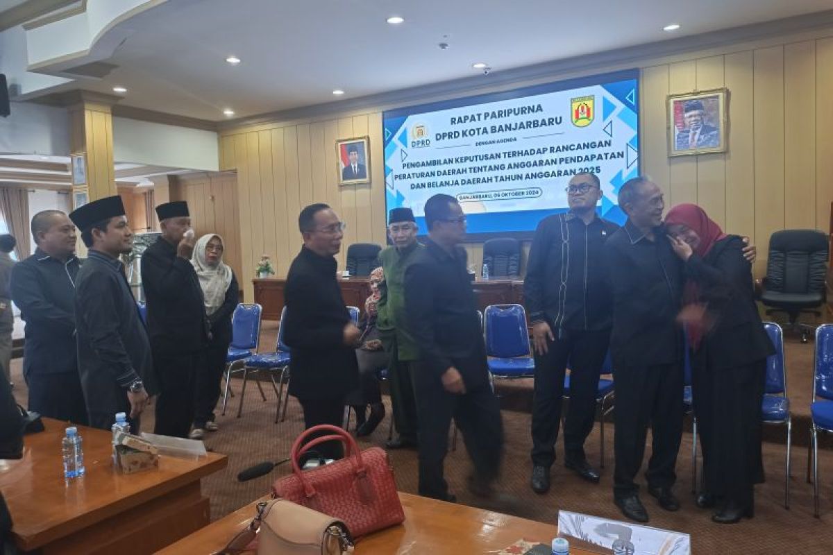 Foto - Anggota DPRD Banjarbaru terharu di rapat paripurna terakhir