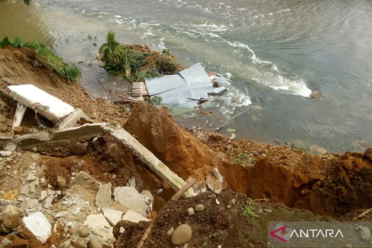 Rumah milik warga Desa Pondok Panjang Mukomuko amblas ke sungai