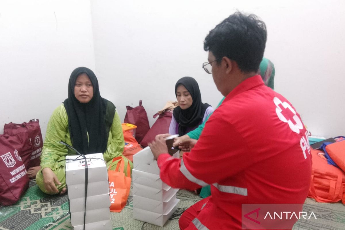 PMI Jakpus distribusikan bantuan ke korban kebakaran di Karang Anyar