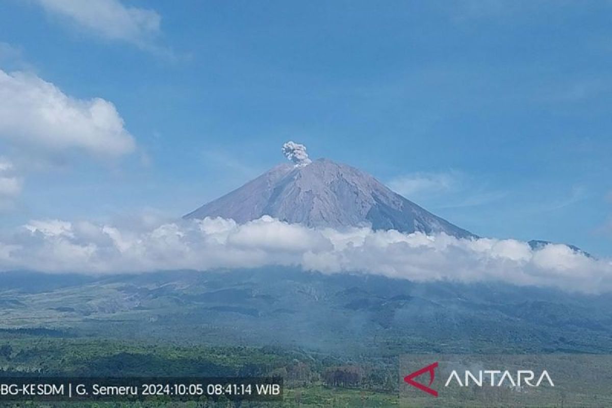 Gunung Semeru dua kali erupsi dengan visual letusan tak teramati