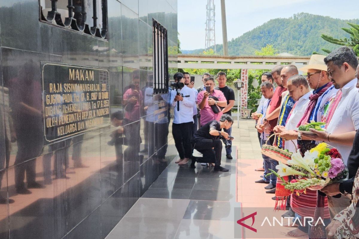 Kampanye di Tanah Batak, Bobby ziarahi makam Sisingamangaraja XII