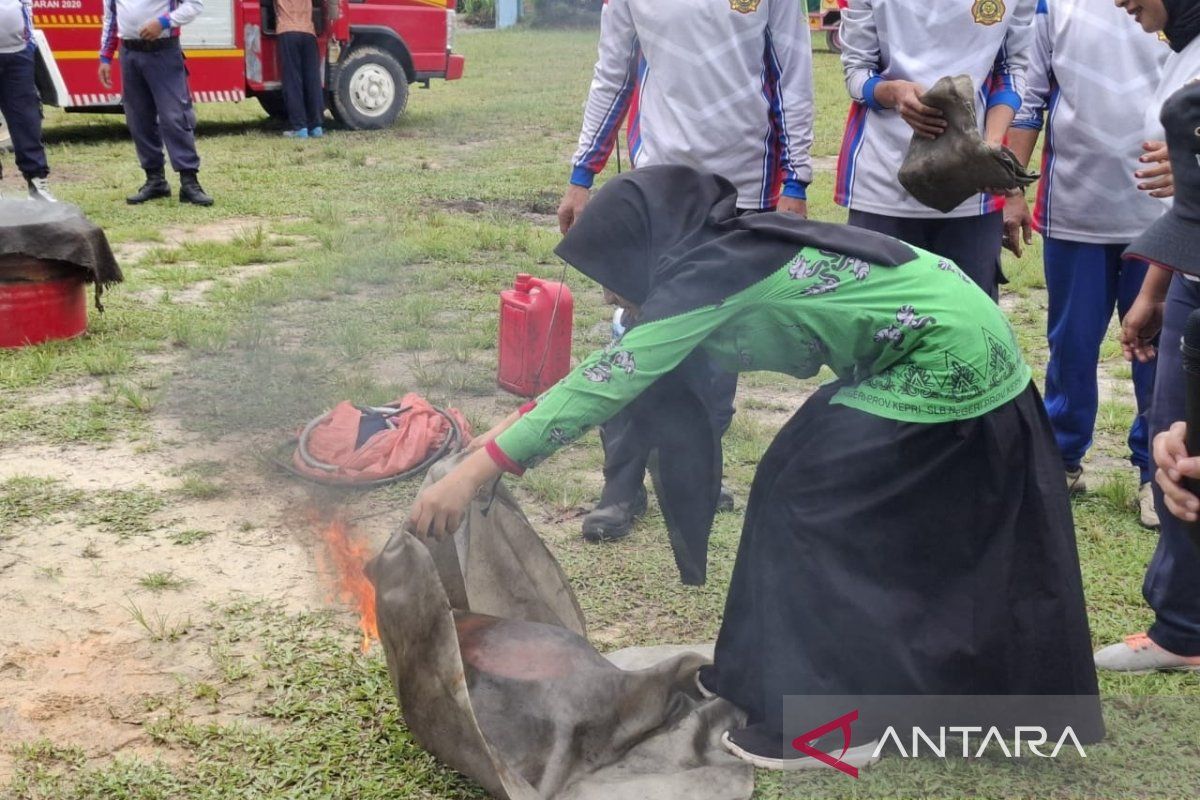 Disdamkar Natuna ajarkan siswa SLB cara untuk cegah kebakaran