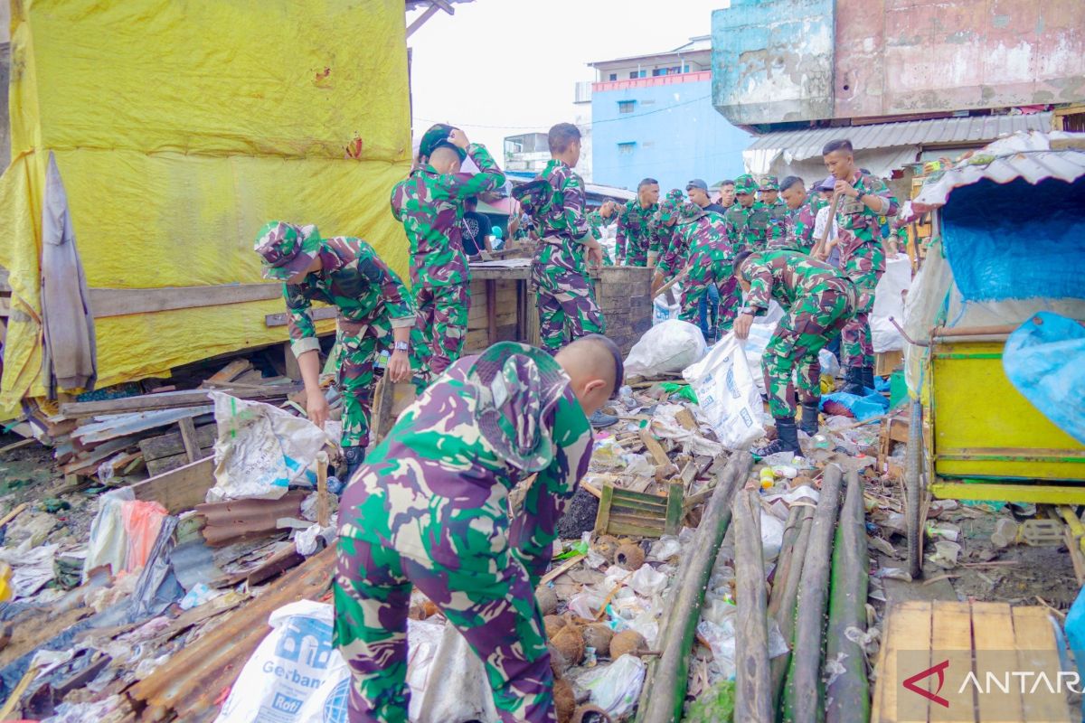 TNI di Maluku lakukan aksi bersih Pasar Mardika wujudkan Ambon asri