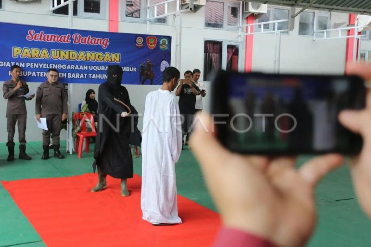 Uqubat cambuk dan fatwa haram judi daring dari Tanah Rencong Aceh