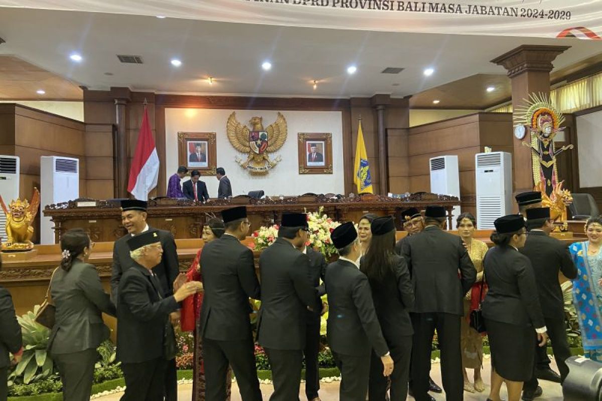 DPRD Bali sahkan pimpinan empat fraksi terbentuk