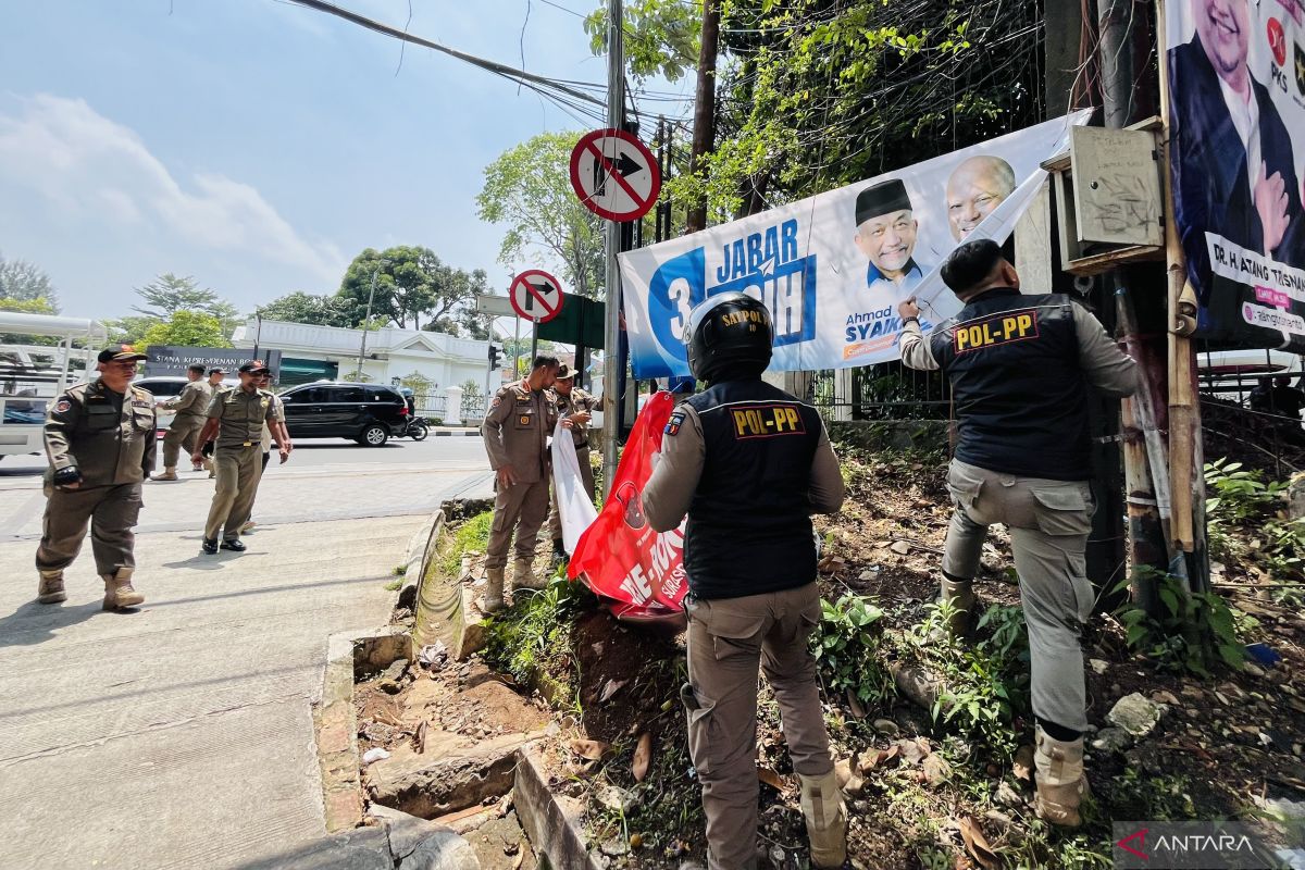 Aparat gabungan tertibkan APK Pilkada 2024 di sepanjang jalur SSA Kota Bogor