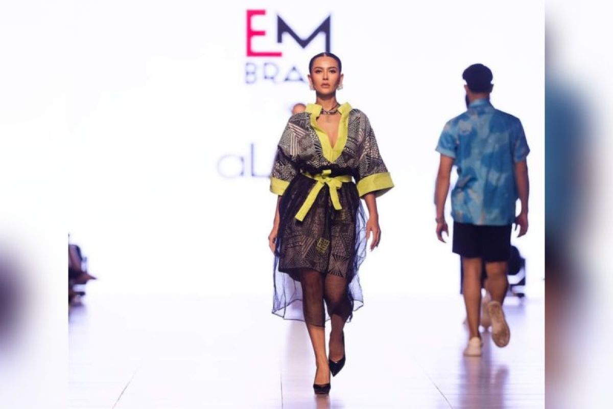 Desainer Surabaya kenalkan batik di LFW 2024 Laos