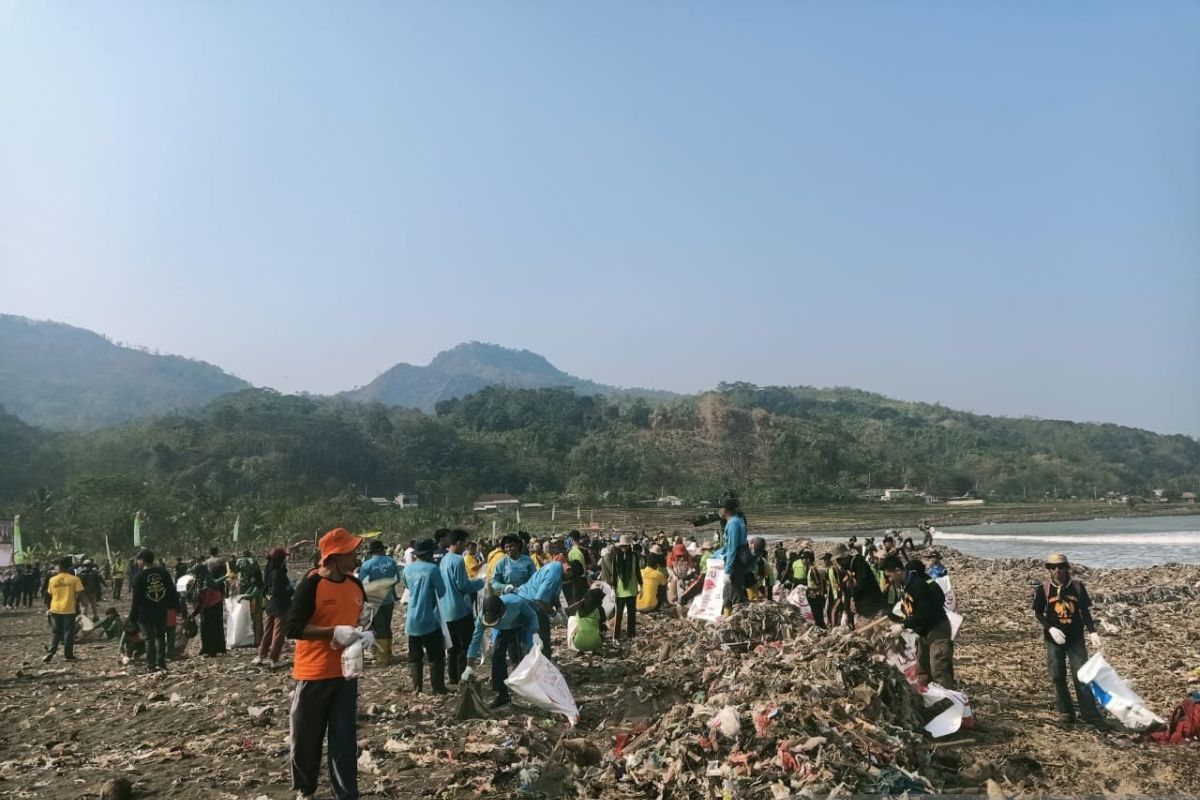 DLH Sukabumi gandeng sejumlah pihak untuk tangani masalah sampah di Pantai Loji