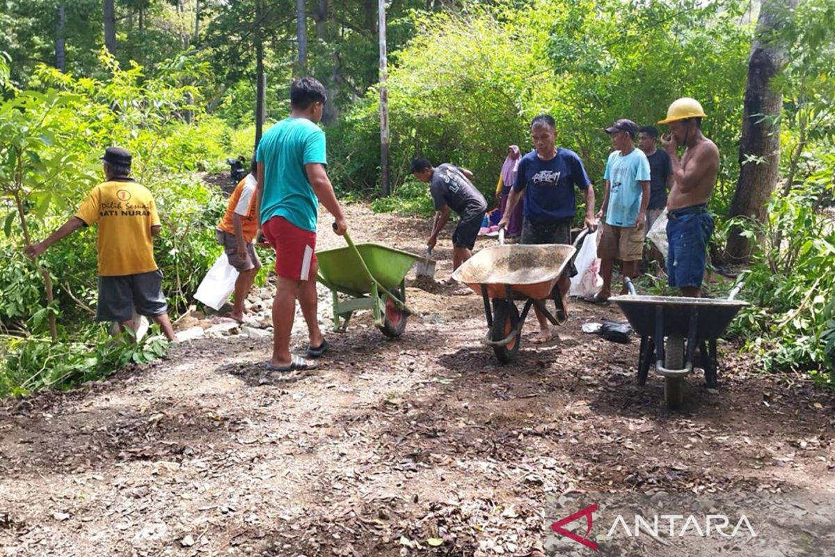 Warga Dusun Kemiri gotong royong buka jalan alternatif baru