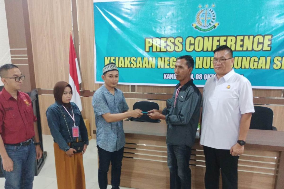 Kejari HSS hentikan kasus pencurian handphone melalui restorative justice