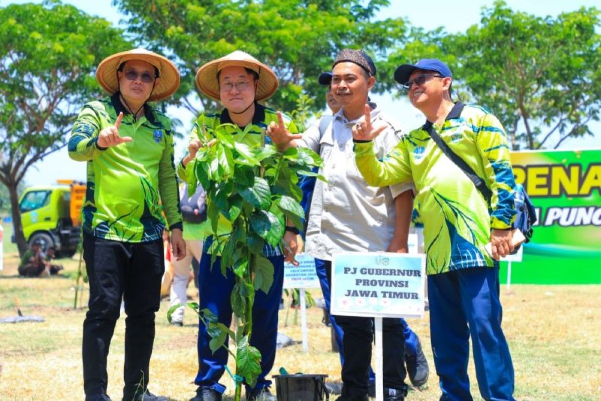 Pemprov Jatim beri penghargaan pahlawan pelestari lingkungan