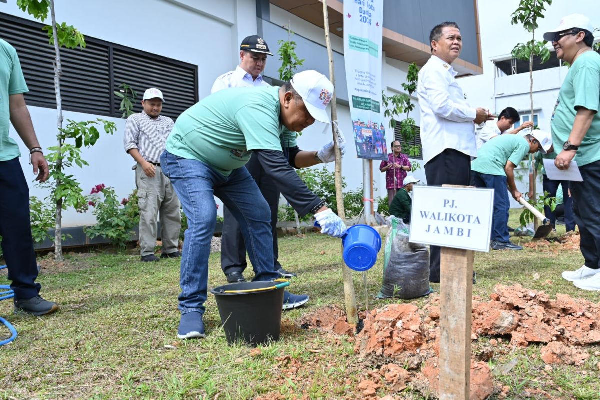 Pemkot Jambi-BPPW tanam pohon peringati Hari Habitat Dunia