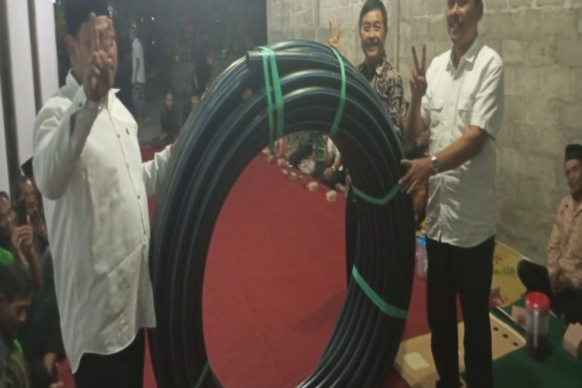 Cabup Kulon Progo Marija serahkan pipa air bagi terdampak kekeringan