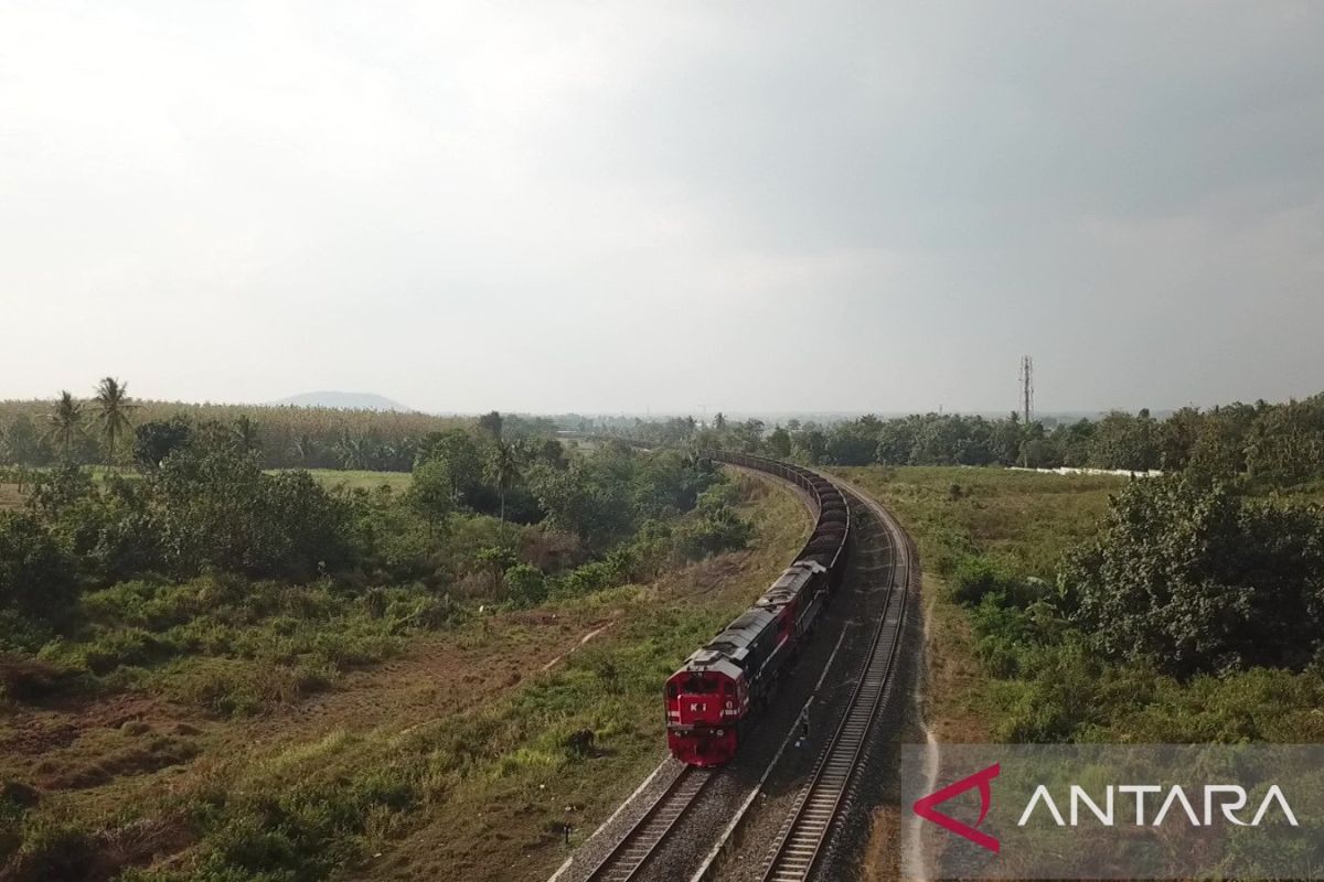 KAI Tanjungkarang ingatkan  warga tidak beraktivitas di jalur kereta