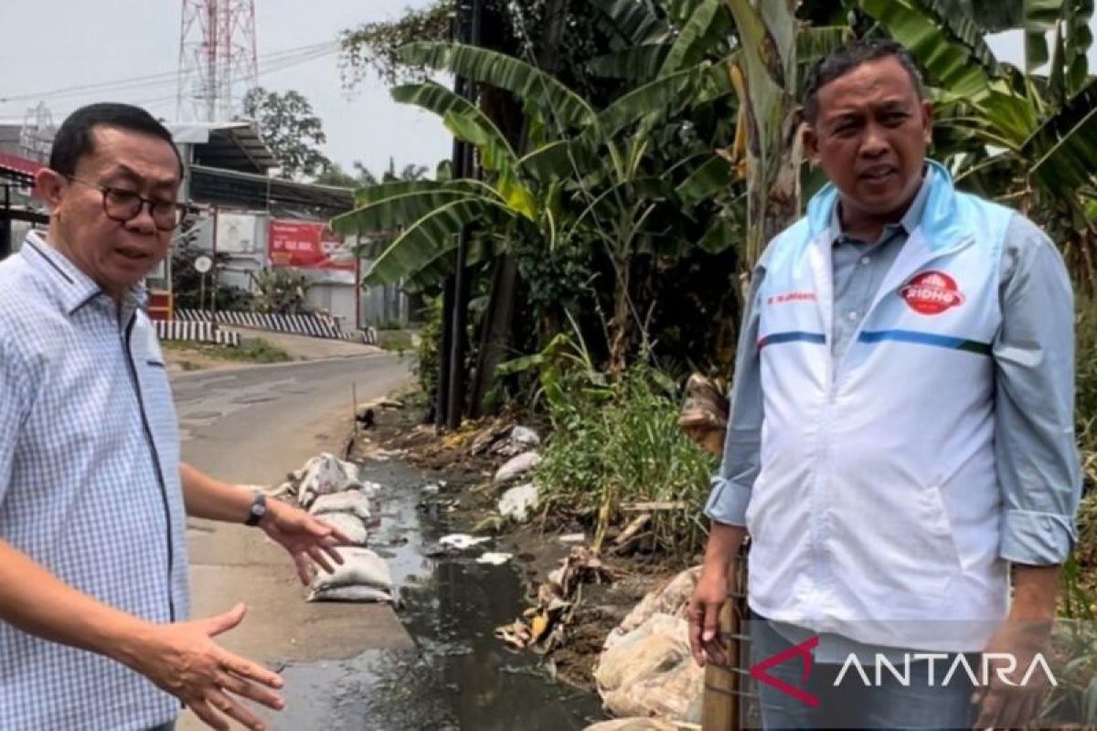 Tri Adhianto kunjungi jalan rusak respon keluhan warga