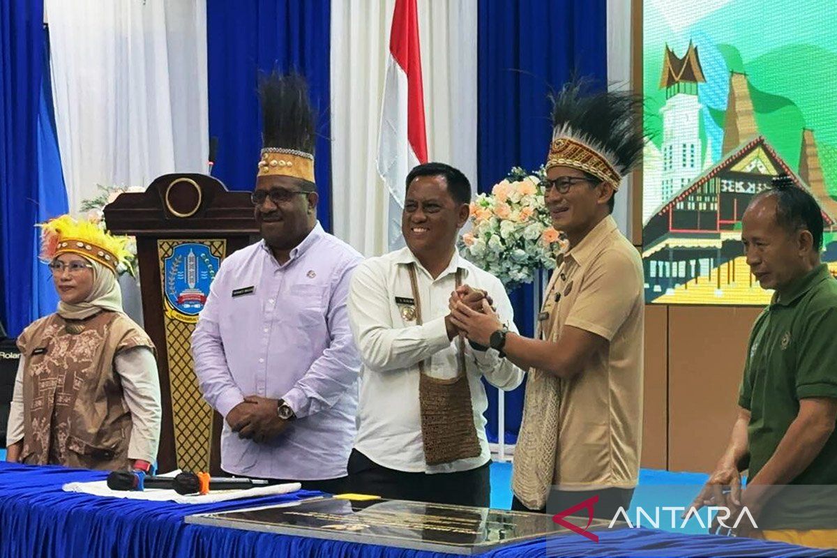 Menparekraf tandatangani prasasti Rhepang Muaif kampung wisata terbaik