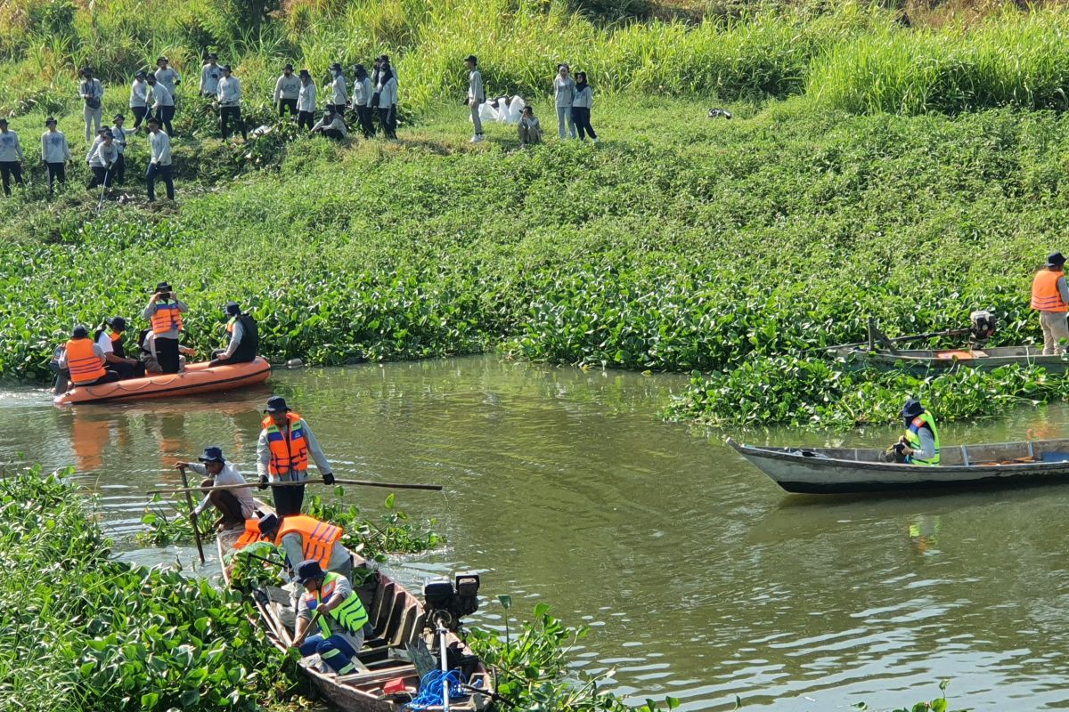 Jasa Tirta I gandeng PT SIER dan PSS susur bersih Sungai Wonokromo