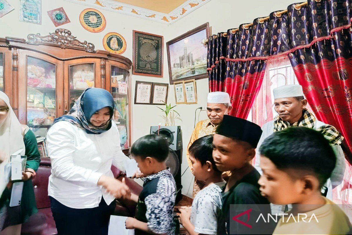 Atika Azmi santuni ratusan anak yatim piatu di Kecamatan Siabu