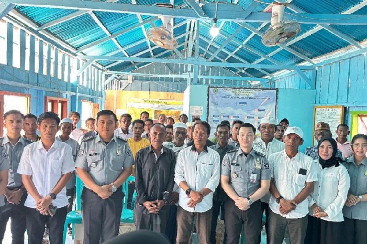 Imigrasi Labuan Bajo edukasi dan bantu warga kepulauan mengurus paspor