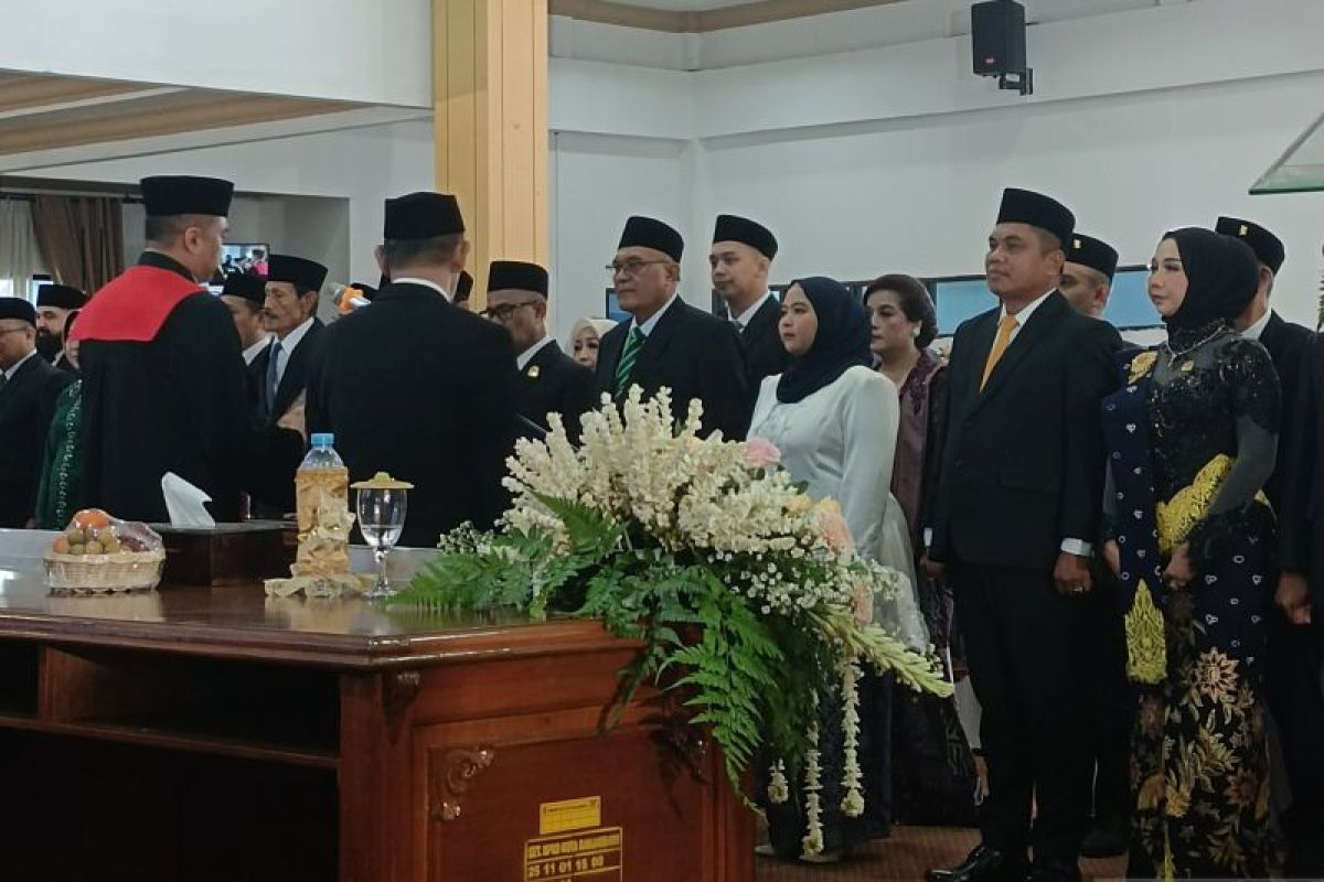 Foto - Pengucapan sumpah janji 30 anggota DPRD Banjarbaru periode 2024-2029