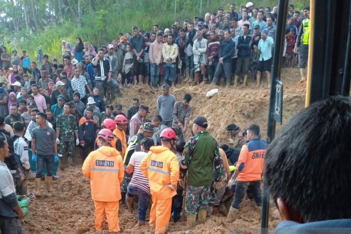 Satu keluarga di Aceh Tengah tertimbun longsor, empat meninggal