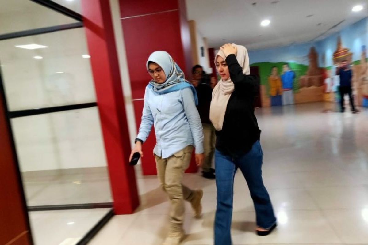 THL wanita di Setwan Riau kembalikan barang bemerek senilai Rp395 juta pemberian Muflihun