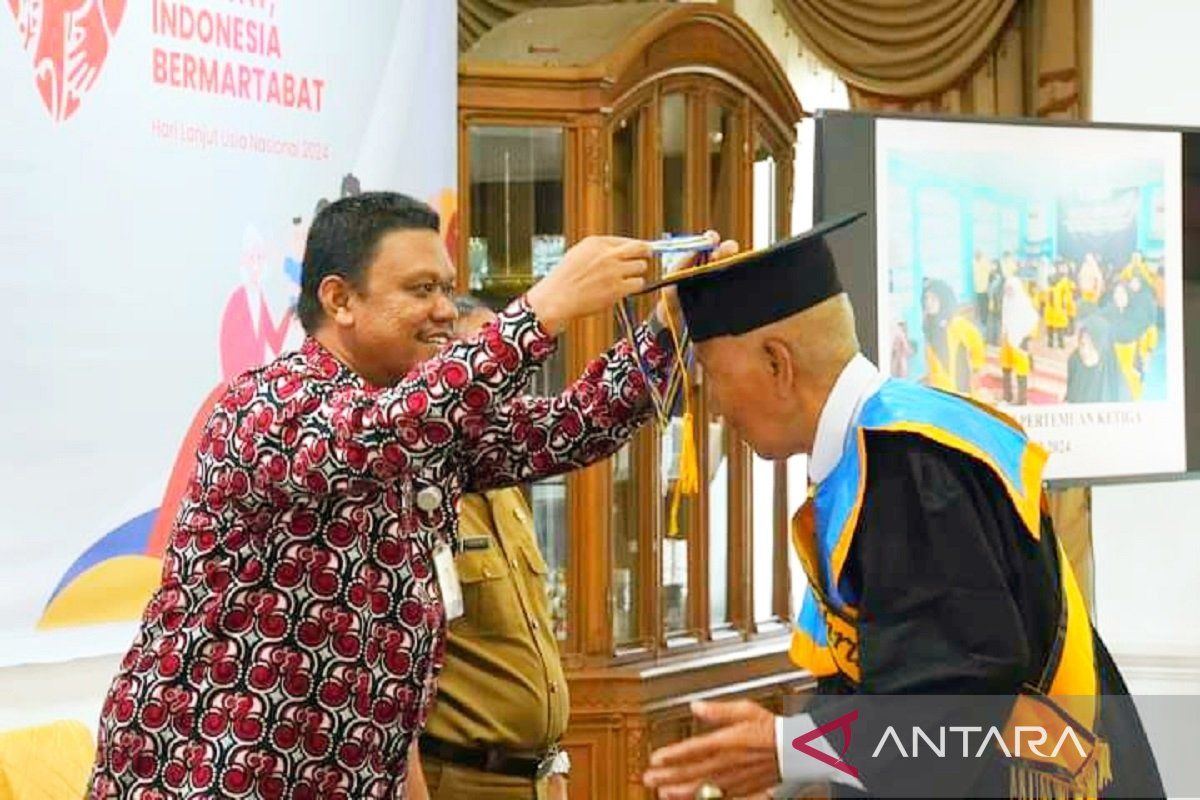 29 peserta didik Sekolah Lansia Tageh Padang Panjang diwisuda