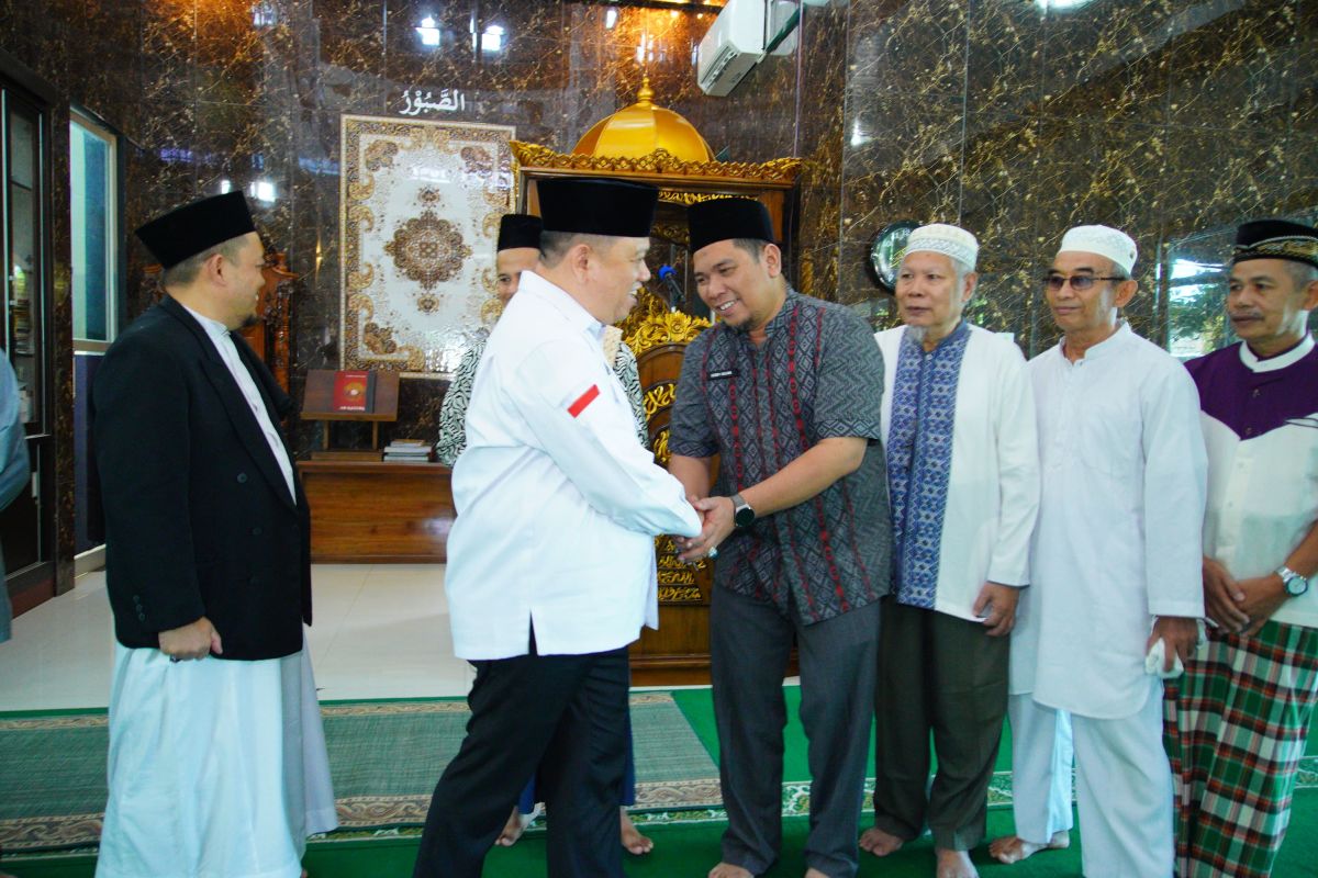 H Sandi Fahlepi Shalat Jumat Bareng Warga Perumahan Villa Bukit Sejahtera Kelurahan Kayuara