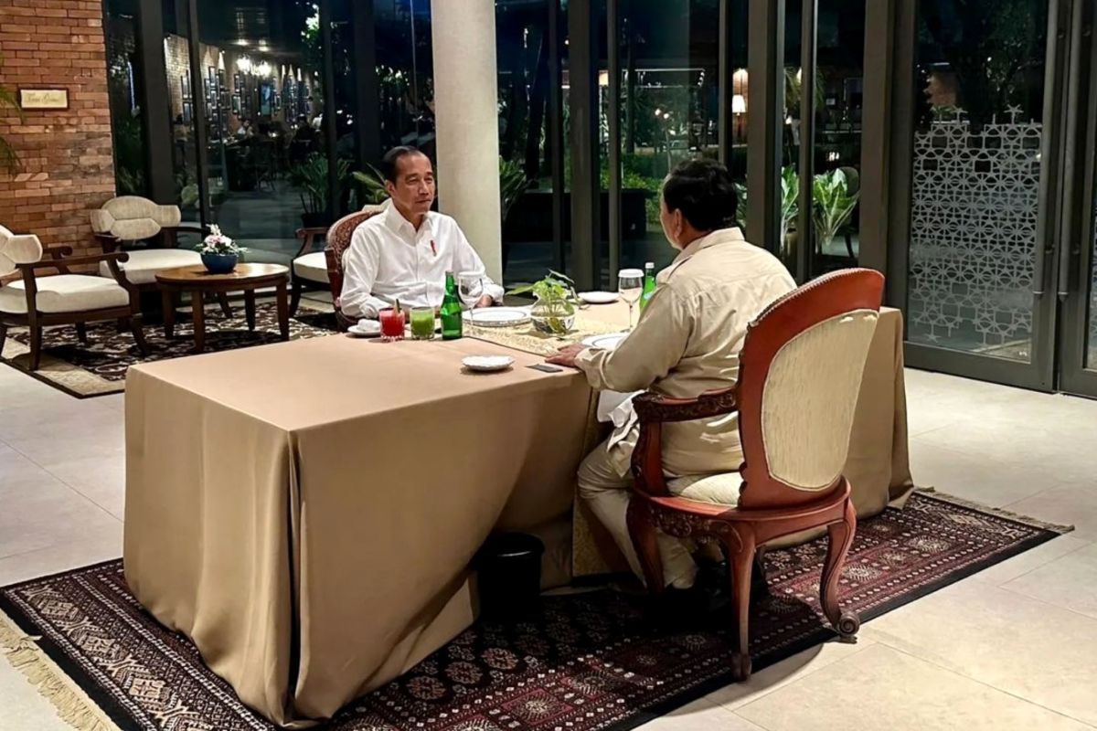 Presiden Jokowi-Prabowo santap malam di restoran, diskusi dua jam lebih